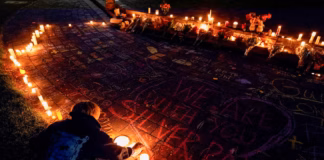 Θλίψη στο Μπεντ του Όρεγκον, μετά τον θάνατο τεσσάρων ατόμων από ένοπλο άνδρα σε δημοτικό σχολείο