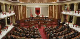 ΒΙΝΤΕΟ: Χάος στο κοινοβούλιο της Αλβανίας – Βουλευτές πιάστηκαν στα χέρια