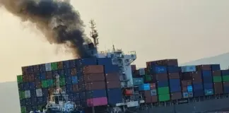 Ιράν: Βυθίστηκε πλοίο μεταφοράς εμπορευματοκιβωτίων μετά από πλήγμα κοντά στο Ορμούζ -‘Ενα ακόμη πλοίο βυθίζεται