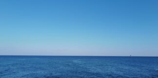 Γιατί η θάλασσα φαίνεται μπλε ενώ το νερό είναι διάφανο;