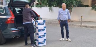 Κιβώτια με τις 500 υπογραφές που υποστηρίζουν την υποψηφιότητα του κατέθεσε ο Αβέρωφ στον ΔΗΣΥ (φωτό)
