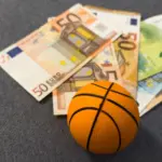 Έρευνα για στημένους αγώνες στο ελληνικό μπάσκετ: 820.000 ευρώ σε σπίτι διαιτητή