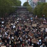Σε κλοιό διαδηλώσεων η Ευρώπη: Σιδερόφραχτο το Παρίσι, κανόνια νερού στη Ναντ – Οργή στην Αλβανία, πλήθος κόσμου σε Ιταλία, Ισπανία