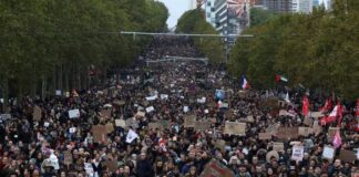 Σε κλοιό διαδηλώσεων η Ευρώπη: Σιδερόφραχτο το Παρίσι, κανόνια νερού στη Ναντ – Οργή στην Αλβανία, πλήθος κόσμου σε Ιταλία, Ισπανία