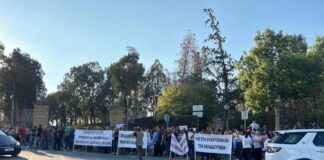 Διαμαρτυρία εκπαιδευτικών έξω από το Προεδρικό (φωτό)