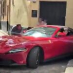 Σεβίλλη: Ατζαμής οδηγός σφήνωσε Ferrari 210.000 ευρώ σε σοκάκι