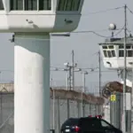Απίστευτο περιστατικό σε καναδική φυλακή: Drone μετέφερε κοτομπουκιές και αλκοόλ σε κρατούμενο