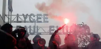 Γιατί οι μαθητές «βάζουν φωτιές» στη Γαλλία