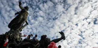 Γαλλία: Πάνω από 250.000 άνθρωποι στους δρόμους – Κλιμακώνεται η μαθητική εξέγερση