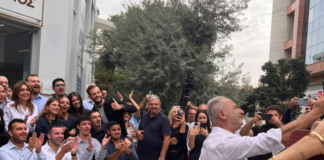 «Δεν θα σας πληγώσω ποτέ»: Αποθέωσαν τον Αβέρωφ Νεοφύτου οι υποστηρικτές του – Τα χειροκροτήματα και οι selfie