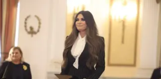 Κίμπερλι Γκιλφόιλ: Τι λένε στην ελληνική κυβέρνηση για την αποπομπή της – Πώς απαντούν στην αντιπολίτευση