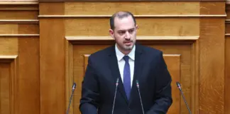 Στο νοσοκομείο εσπευσμένα ο αναπληρωτής υπουργός Μεταφορών – Αισθάνθηκε αδιαθεσία στη Βουλή