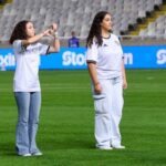 Συγκλόνσαν δύο κωφές μαθήτριες που απέδωσαν τον Εθνικό Ύμνο στη νοηματική γλώσσα