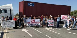 Με τρακτέρ και νταλίκα έκοψαν τον δρόμο στο Μαζωτό οι κάτοικοι – Διαμαρτυρία για το έργο αφαλάτωσης-