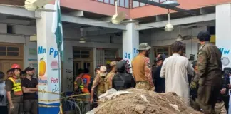 Σε σοκ το Πακιστάν: Τουλάχιστον 33 νεκρά παιδιά στο σχολείο όπου κατέρρευσε στέγη – Συνελήφθη ο ιδιοκτήτης για «βαριά αμέλεια»