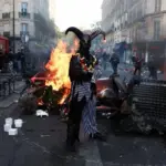 Γαλλία: Σε κλοιό απαγορεύσεων μετά τις εκτεταμένες ταραχές και λεηλασίες – Πώς αιφνιδιάστηκαν οι αρχές